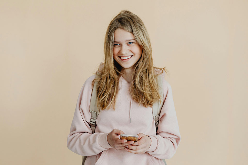 Snapchat instellingen kind-2-960x640 meisje blij met eerste smartphone